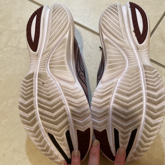 saucony form fit 4 size 7 barely used (worn 3 times to run errands) - Picture 2 of 8